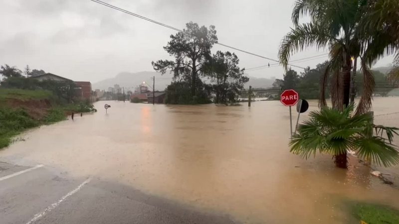 Estradas chuvas estragam rodovia 