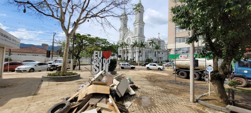 Praça Ermembergo Pellizzetti foi utilizada como depósito de perdas pela enchente