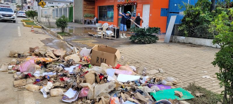 Rua Sete de Setembro, na área central, foi afetada pelas cheias. Entidades empresariais se mobilizaram para cobrar ações em Rio do Sul.