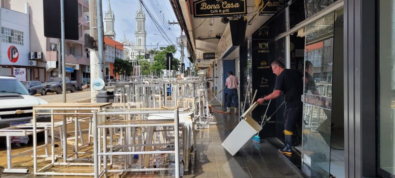 Processo de limpeza envolveu centenas de pessoas.