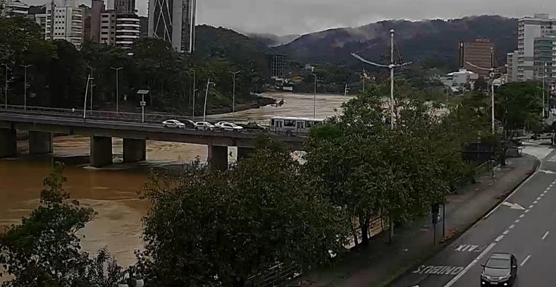 Rio Itajaí-Açu sobe novamente e Blumenau registra quinta enchente neste ano