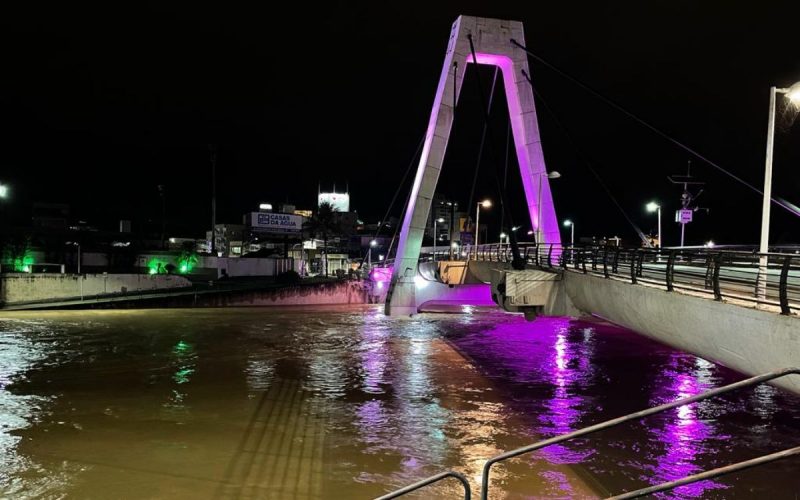 Imagem de momento em que o Rio Itajaí-Mirim, em Brusque, saiu da calha