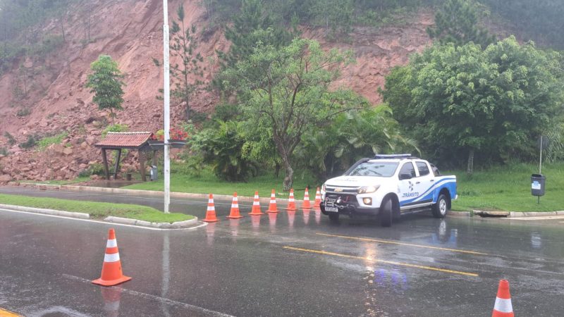 Agentes de tr&acirc;nsito est&atilde;o no local para realizar o controle do fluxo de ve&iacute;culos – Foto: Defesa Civil/reprodu&ccedil;&atilde;o/ND