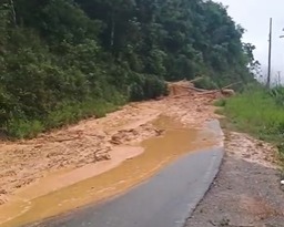 Rodovia fica completamente interditada de lama