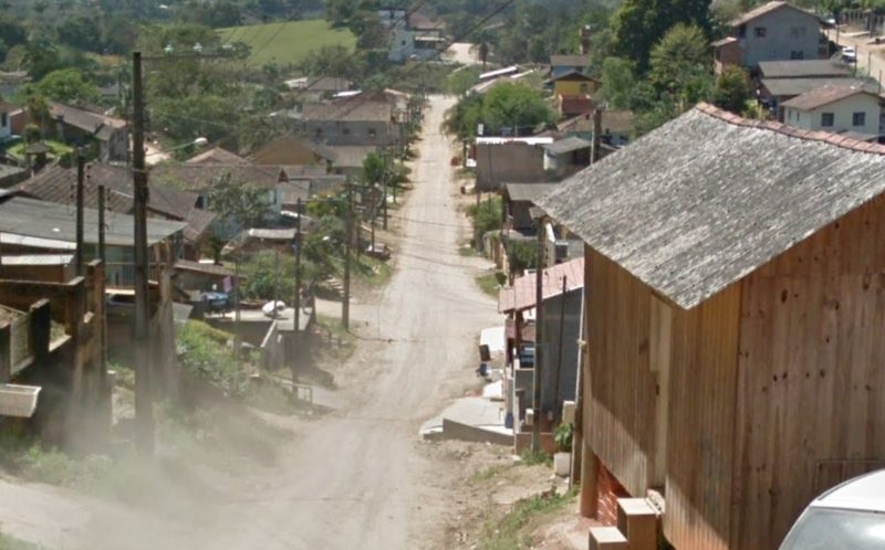 Investigação preliminar da polícia aponta que suspeito atirou de dentro de casa contra adolescentes que jogavam bola na frente do seu portão neste domingo (26) - Foto: Arquivo/Google Street View/Divulgação/ND
