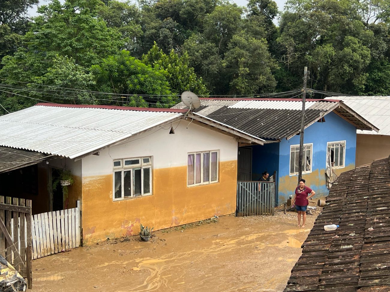 Após o recuo da água, veja como ficaram as casas no bairro Limoeiro - Calebe Moreno/ND