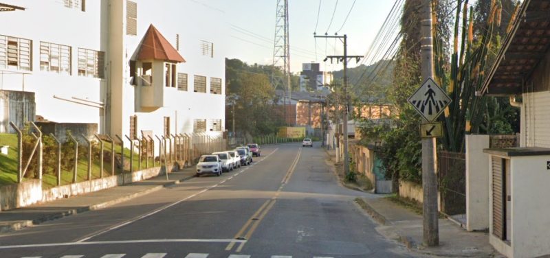 Homem tentou se proteger de atiradores que vieram em um carro escuro e fizeram disparos em via pública na noite desta quinta-feira (23) - Foto: Google Street View/Divulgação/ND