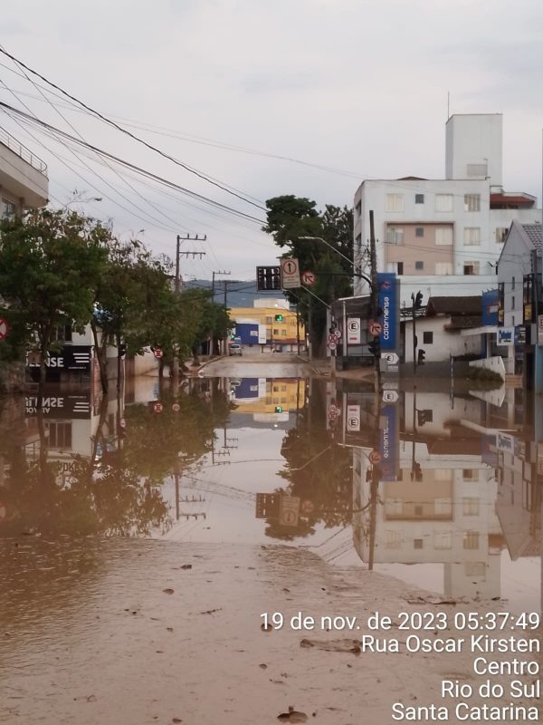 Rua da área central de Rio do Sul atingida pelas águas.