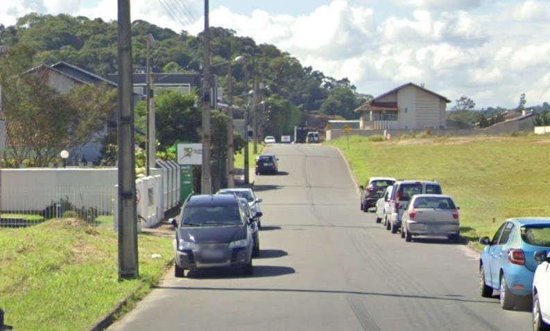 Suspeito fugiu de moto neste domingo (5) após atirar contra o outro envolvido na briga e não foi mais encontrado, segundo a Polícia Militar - Foto: Google Street View/Divulgação/ND