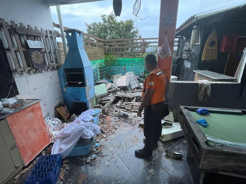 Estrutura ficou totalmente destru&iacute;da e escombros atingiram as irm&atilde;s que estavam na sacada – Foto: Defesa Civil/Divulga&ccedil;&atilde;o/ND