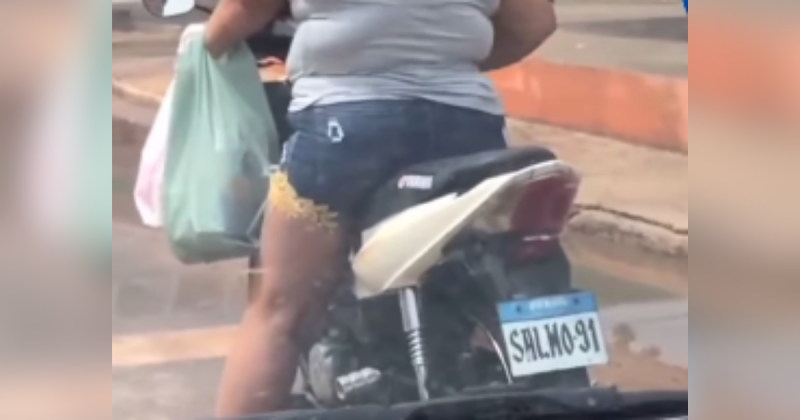 Placa de moto tem feito sucesso na web