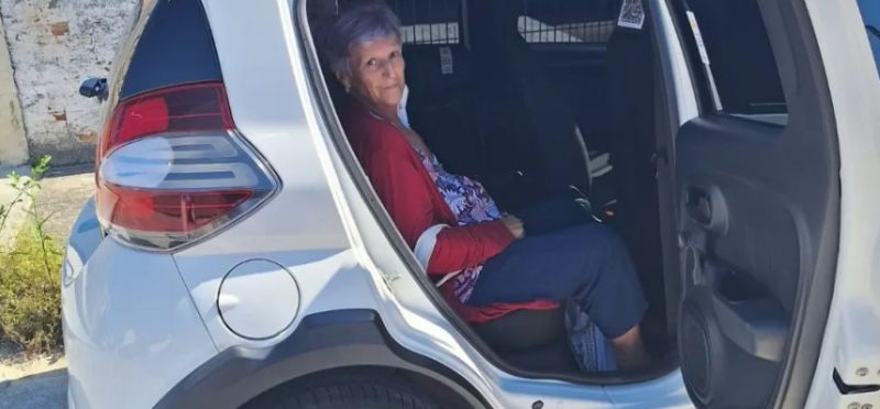 Em São José, carro de motorista particular transporta senhora com problema de locomoção