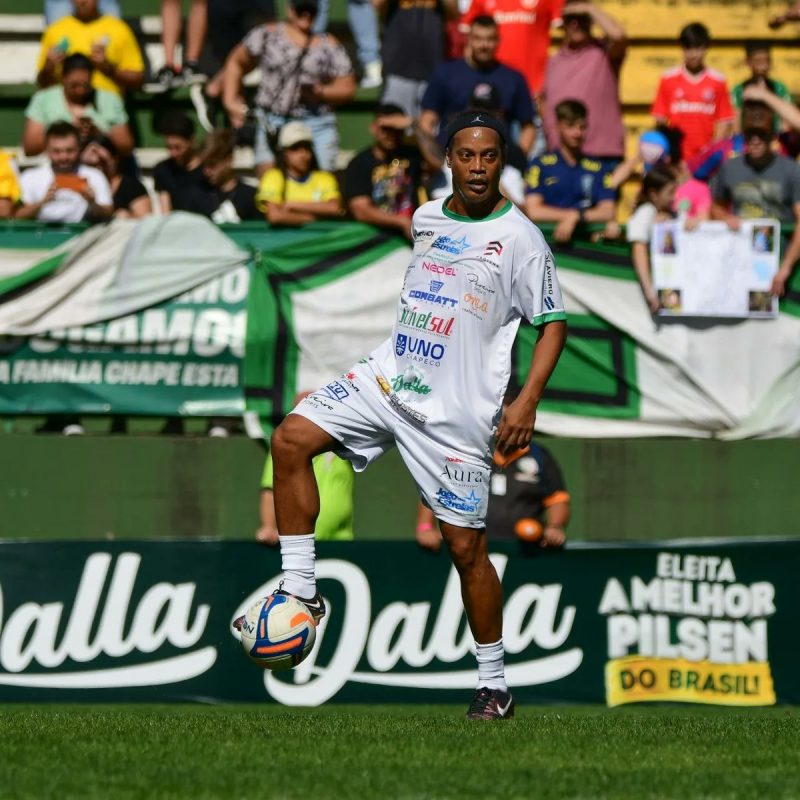 Ronaldinho Gaúcho durante jogo em Santa Catarina