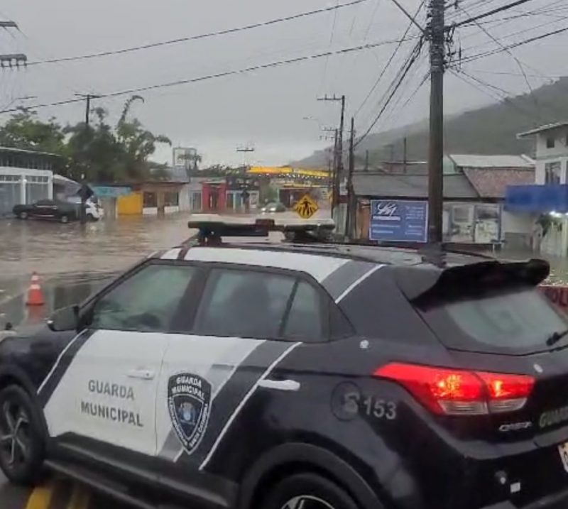 Chuva deixou ruas alagas e trânsito segue com pontos de bloqueios em Florianópolis