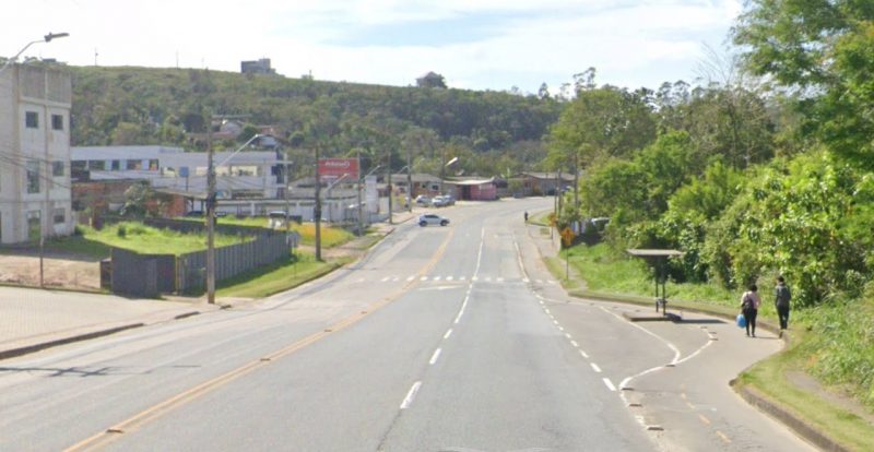 Homem preso na segunda-feira (20) era procurado no Estado do Paraná; em Blumenau, venda de celular quebrado foi estopim para tentativa de assassinato, há exatamente um mês - Foto: Google Street View/Divulgação/ND