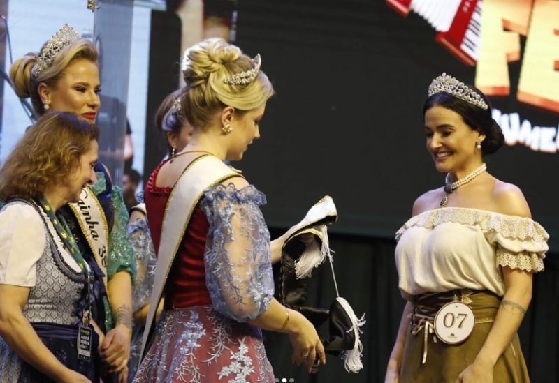 Nayara de Pin Spengler trabalha desde os 16 anos de idade e &eacute; apaixonada pela arte – Foto: Redes sociais/Reprodu&ccedil;&atilde;o ND