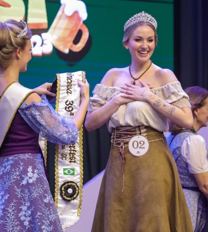 Ela atuou como atleta profissional de v&ocirc;lei at&eacute; o ano passado e durante anos representou a cidade na modalidade – Foto: Redes sociais/Reprodu&ccedil;&atilde;o ND