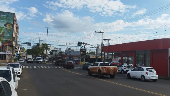 VÍDEO: Homem para carreta da alegria com arco e flecha e gera tumulto em SC