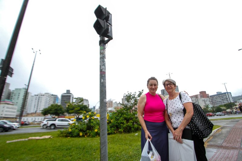 Acompanhada da m&atilde;e, Janete (&agrave; dir.), Tatiane diz que a temporiza&ccedil;&atilde;o do sem&aacute;foro precisa ser maior – Foto: Leo Munhoz/ND