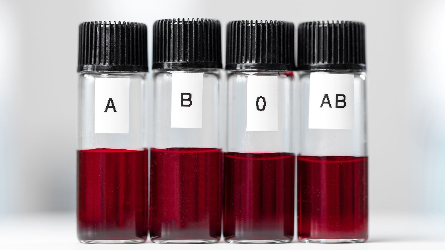 Signos de sangue: a teoria da personalidade de acordo com o tipo sanguíneo. Na imagem, potes com coleta de sangue