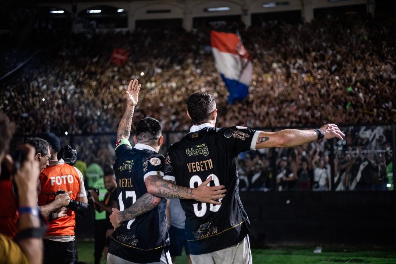 Jogadores do Vasco comemoram frente à torcida