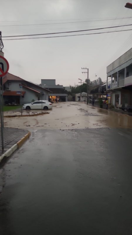 Carros sendo levados pelas enchentes em Vidal Ramos