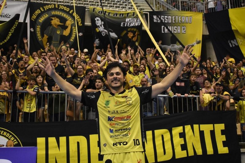 Neto marcou um hat-trick na decis&atilde;o contra o Tubar&atilde;o – Foto: Paulinho Sauer/Jaragu&aacute; Futsal/Divulga&ccedil;&atilde;o/ND