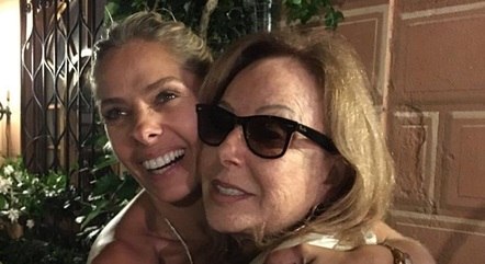 Adriane Galisteu e Suely Iódice abraçadas