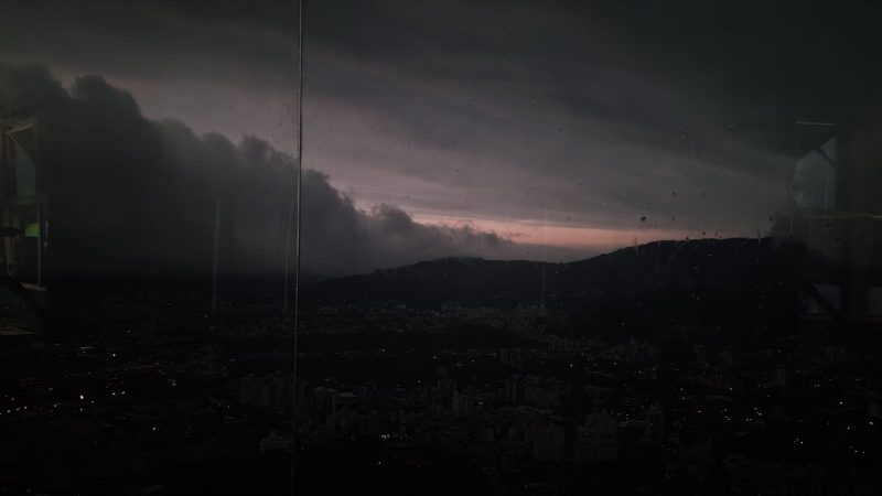 Chuva faz dia virar noite em Florianópolis 