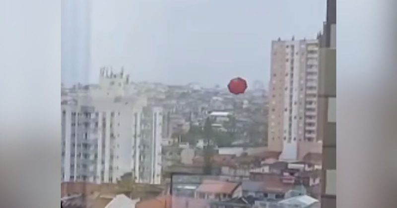 guarda-chuva voa pelos céus de São José