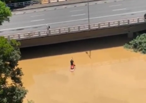 Homem pratica stand up paddle em Blumenau