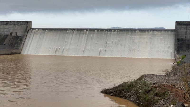 A barragem de Taió atingiu na madrugada desta segunda-feira (20) a capacidade máxima e por volta das 01h20 começou a verter 