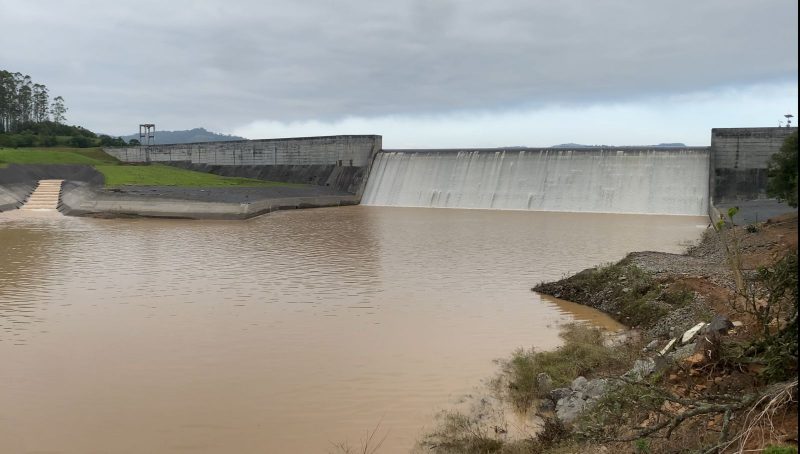 Imagem da manh&atilde; desta segunda-feira (20) mostra barragem cheia e vertendo; cidade est&aacute; em alerta por poss&iacute;vel volta da chuva a partir de quarta (22) – Foto: Imagens cedidas/RedeWebTV/Divulga&ccedil;&atilde;o/ND