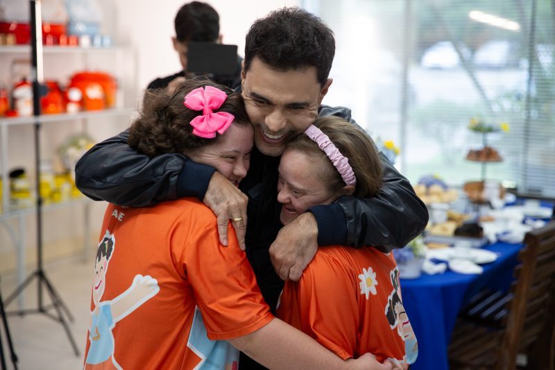 Na imagem, Zezé abraça alunos da Apae