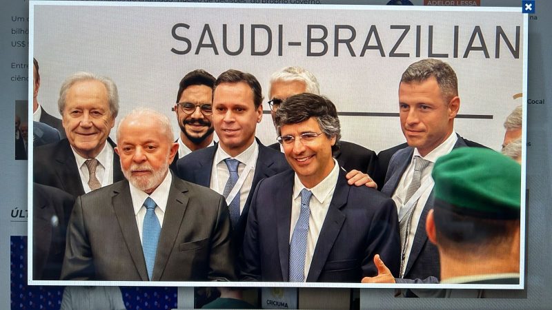 Presidente Lula cercado de pessoas na Arábia Saudita