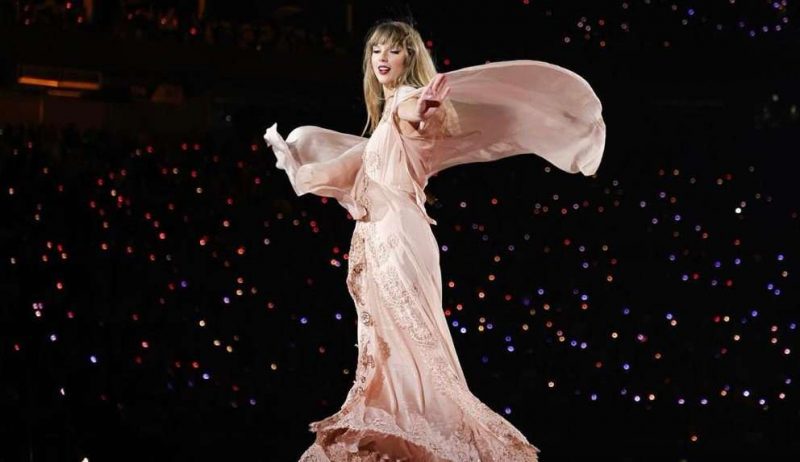 Taylor Swift convida fãs para jornada em sua carreira