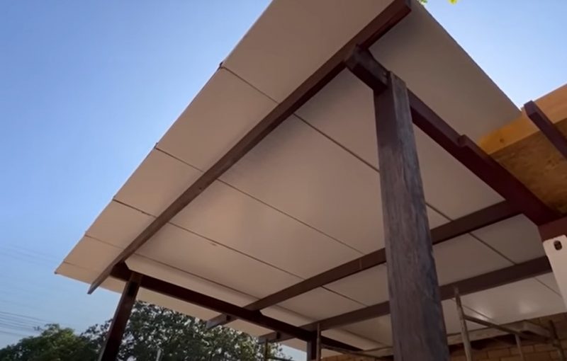 Telha sanduíche mais cara e que gera mais economia na obra