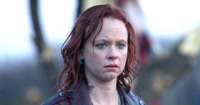 A atriz Thora Birch, que interpretava a nova supervisora do dormitório de Wandinha, se demitiu antes de terminar as gravações da segunda temporada de ‘Wandinha’.