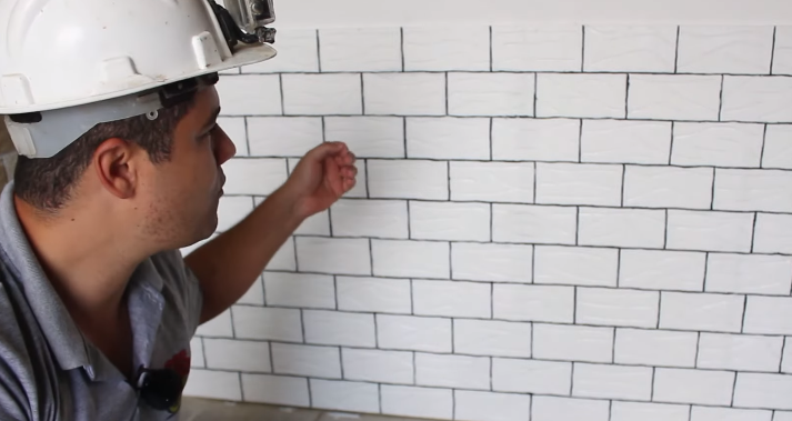 Pedreiro compartilhou o passo a passo para fazer o revestimento – Foto: Reprodu&ccedil;&atilde;o/YouTube/ND