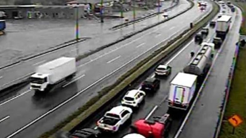 Sexta-feira (3) de feriado tem tr&acirc;nsito na BR-101 – Foto: Arteris Litoral Sul/Reprodu&ccedil;&atilde;o/ND