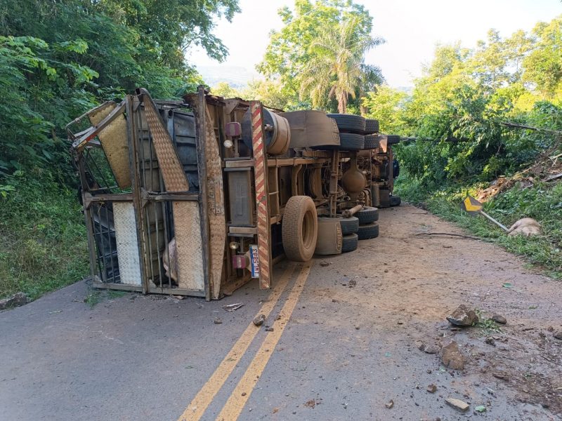 Motorista do caminh&atilde;o n&atilde;o ficou ferido – Foto: Reprodu&ccedil;&atilde;o/PMR