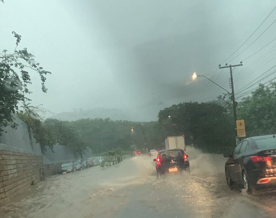 Ac&uacute;mulo de &aacute;gua na avenida C&eacute;sar Seara, no entorno da UFSC. – Foto: GMF/Divulga&ccedil;&atilde;o/ND