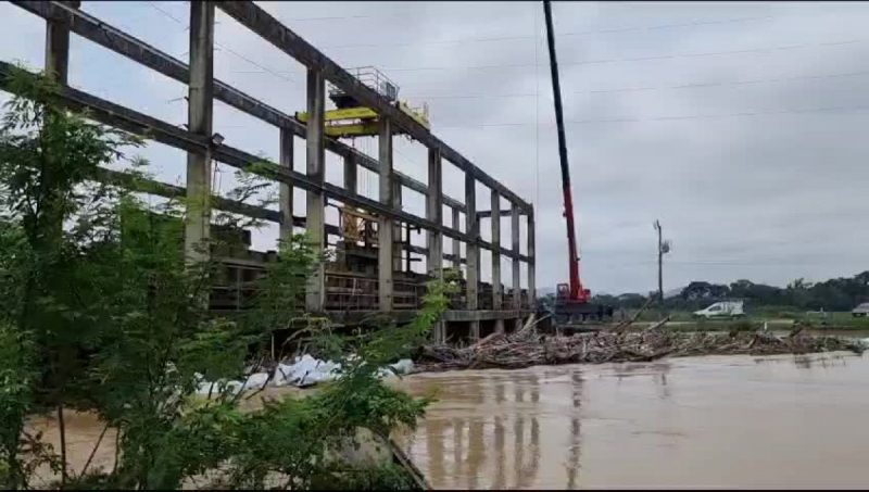 Veja a quantidade de entulhos na barragem da Semasa em Itaja&iacute; – Foto: Semasa/Divulga&ccedil;&atilde;o/ND