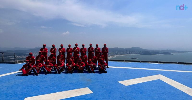 Na imagem, os 30 agentes do Corpo de Bombeiros de Brasília posam no heliporto das Torres de Neymar em Balneário Camboriú