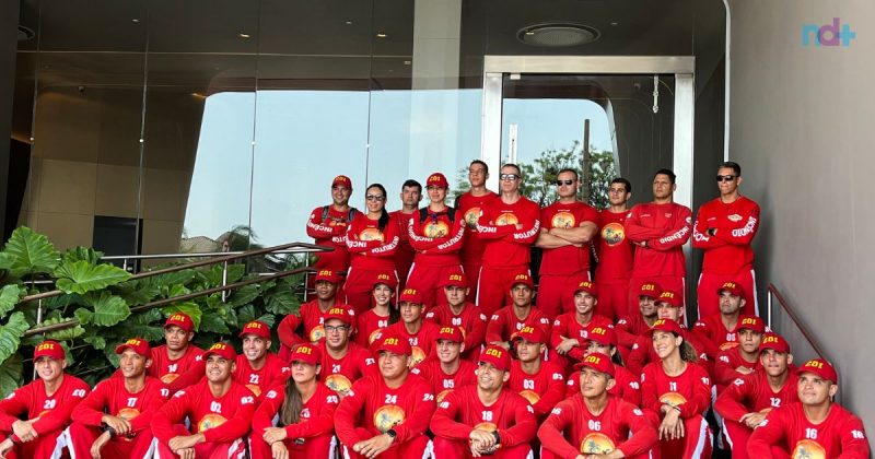 Na imagem, os participantes do treinamento posam na entrada das torres de Neymar em Balneário Camboriú