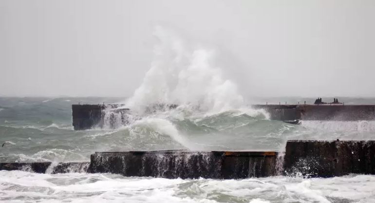 Ondas gigantescas atingem a Rússia