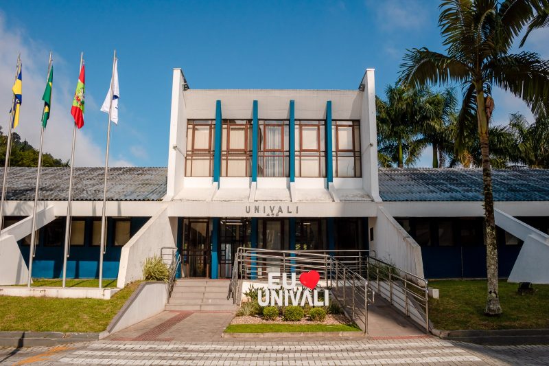 Foto da fachada da Univali, que comemora seus 60 anos com Concurso Nacional de Muralismo