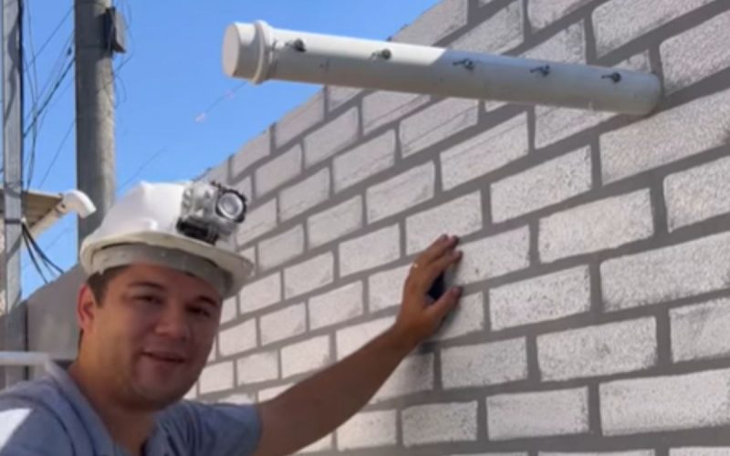 Frame de vídeo do YouTube que mostra pedreiro ensinando a fabricar varal de PVC por menos de R$ 30