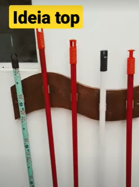 Pedreiro ensina a como fazer um organizador de vassouras gastando pouco - Foto: Primosafo/Divulgação/ND