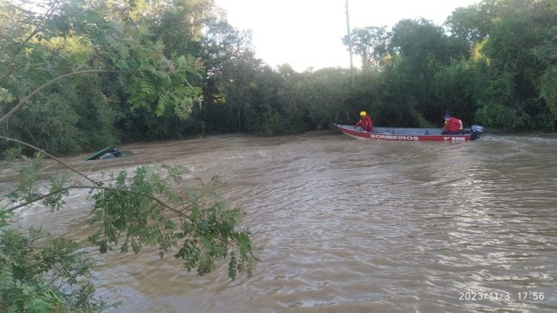 Bombeiros foram acionados para fazer o resgate em área de enchente